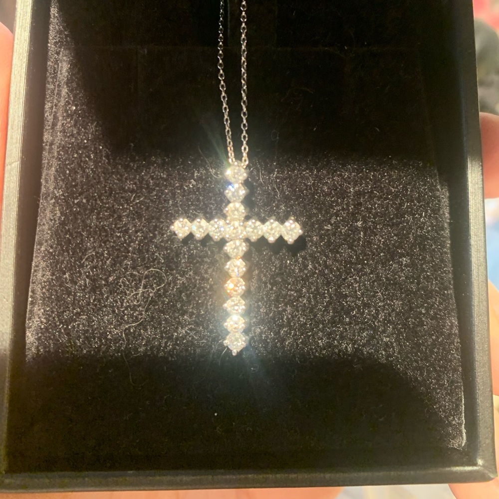 Gorgeous 1carat tw genuine diamond cross set in 14k white Gold